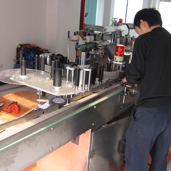 Automatický etiketovač Siemens PLC s oddeľovačom fliaš na fľaše s vodou