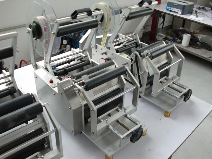 Samolepiaci štítok s automatickým etiketovacím strojom na okrúhle fľaše 220V