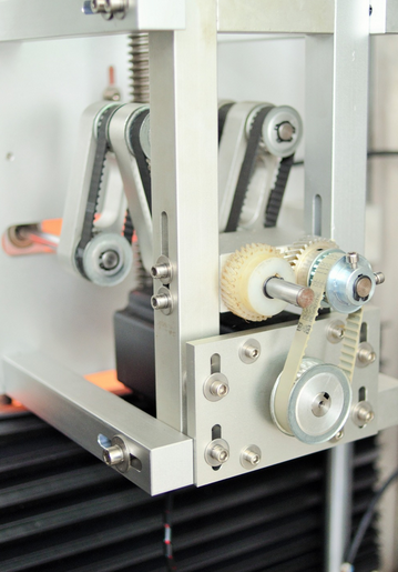 Etiketovací stroj na zmršťovacie návleky a telo s dvoma hlavami