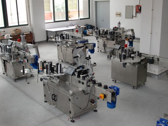 Štvorcová fľaša, obojstranná vodorovná etiketovačka, pravidelná alebo nepravidelná nádoba