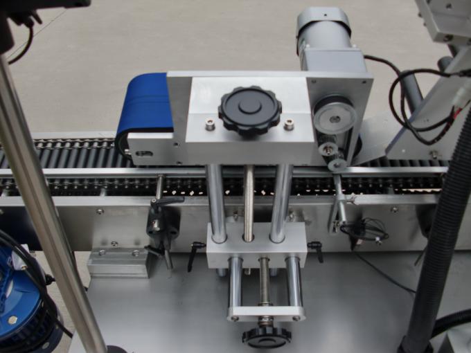 Vysokorýchlostný plne automatický etiketovací stroj na fľaštičky na samolepiacu nálepku na malú fľašu