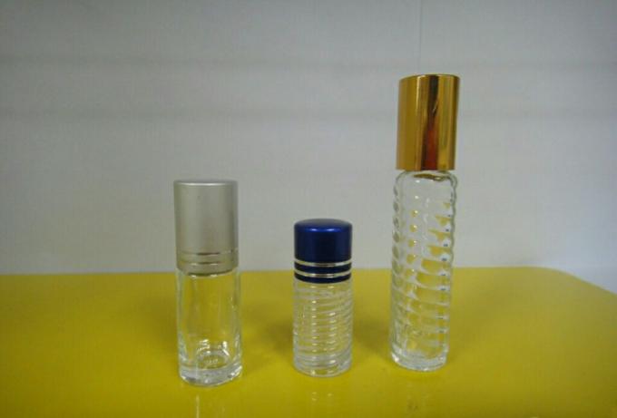 Automatický horizontálny etiketovací stroj na fľaše s malou guľatou fľašou na samolepiacu nálepku