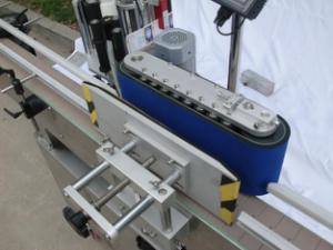 Automatický etiketovací stroj na okrúhle fľaše na nesuché lepidlo, drevený etiketovací stroj / balenie na export pre CE