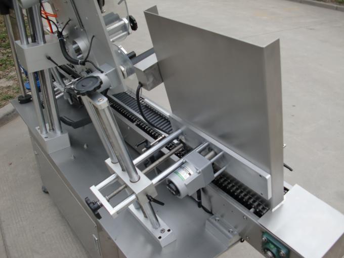 Vysokorýchlostný malý okrúhly plechovkový samolepiaci štítkovací stroj, očný štítok so štítkom na fľašu pre kozmetiku