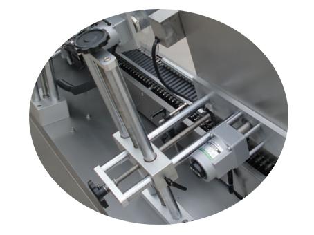 Etiketovací stroj na papierové tuby 500 valčekových samolepiacich textilných štítkov