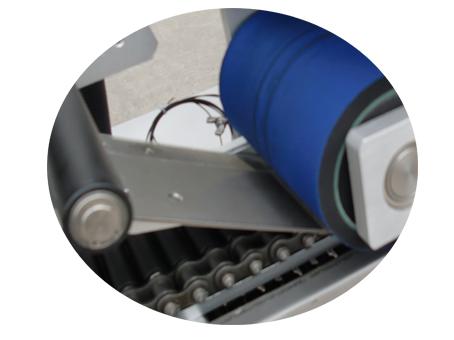 Etiketovací stroj na papierové tuby 500 valčekových samolepiacich textilných štítkov