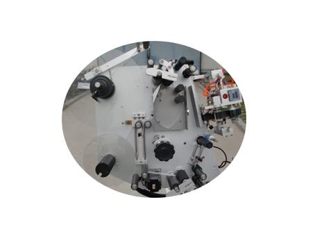 Etiketovací stroj na papierové tuby 500 valčekových samolepiacich textilných štítkov