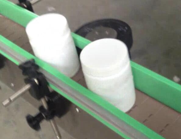 Stroj na označovanie okrúhlych fliaš, fľašovací a etiketovací stroj na fľašu s fľašou na bround