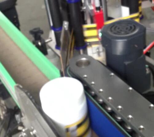 Stroj na označovanie okrúhlych fliaš, fľašovací a etiketovací stroj na fľašu s fľašou na bround