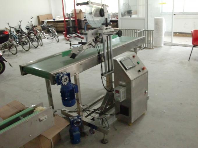 Samolepiaca samolepiaca samolepka na stôl s plochým povrchom Aplikátor etikiet so stránkovacím strojom podávajúcim objekty