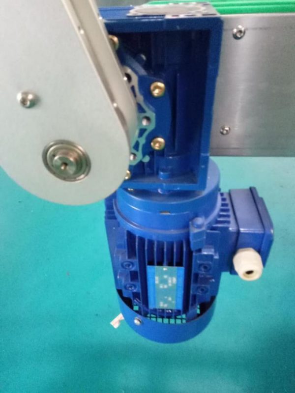 Stroj na označovanie štítkov s nálepkami na fľaše SUS304, obojstranný, s výrobkami osobnej starostlivosti