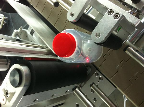 Stroj na označovanie štítkov na okrúhle fľaše Pawpaw / Guava pre nápojové pole