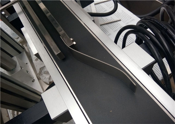 Plnoautomatický horný štítkovací stroj na označovanie plastových prázdnych obálok