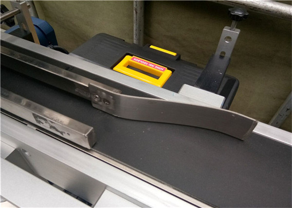 Automatický horný štítkovací stroj na fľašu / téglik / kontajner