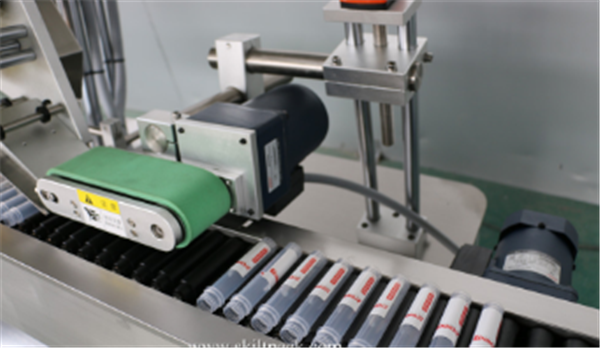 Stroj na označovanie štítkov s injekčnými liekovkami so servomotorom, automatická ampulka s ampulkou