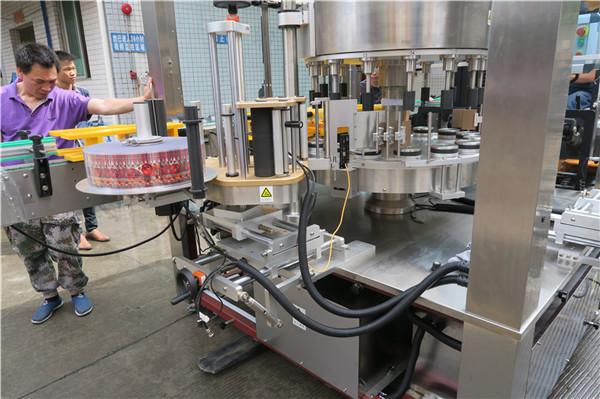 Stroj na označovanie rotačnou nálepkou CE s jednou plne automatickou fľašou s krídlami