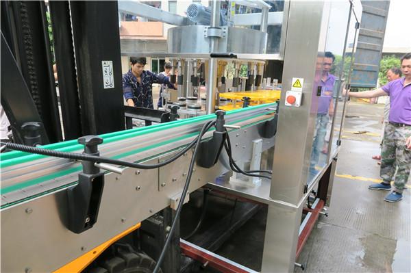 Efektívna dotyková obrazovka označujúca strojové zariadenie na označovanie štítkov na fľaše PLC