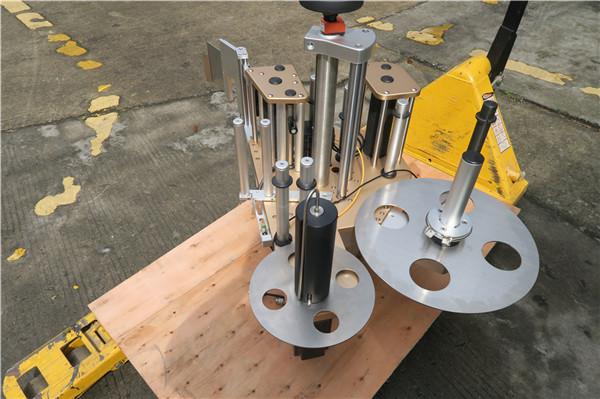 Rotačný etiketovač s okrúhlymi fľašami so systémom stroja na označovanie rotačnej misky