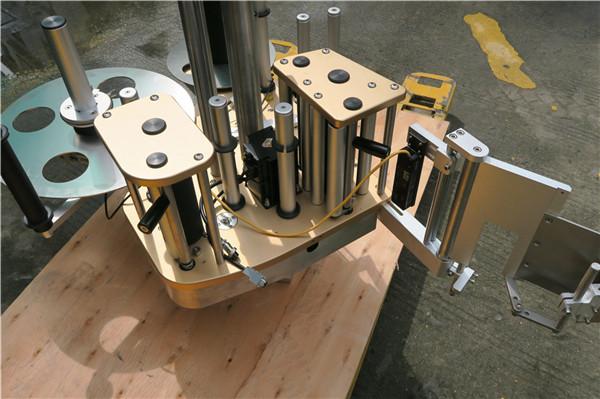 Vysokorýchlostný rotačný štítkovací štítkovací stroj s funkciou otáčania