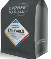 Aplikátor štítkov na prednú a zadnú stranu s korekčným mechanizmom, štítkovací stroj