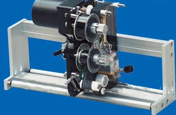 Vysokorýchlostný aplikátor nálepiek na obojstranné štítky, automatický štítkovací stroj na okrúhle / hranaté / ploché fľaše