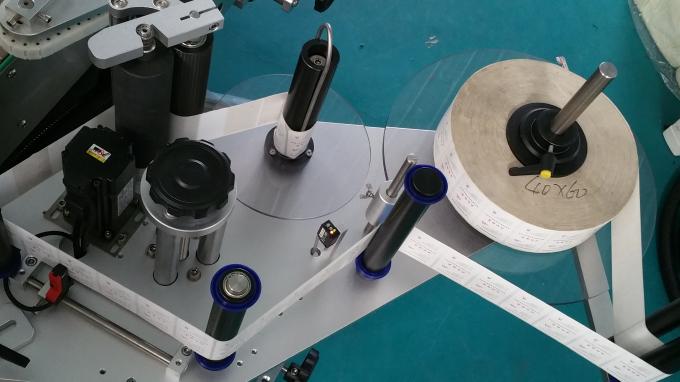 Aplikátory štítkov na oválne tašky a fľaše, samolepiaci stroj na tlač štítkov s dlhým dopravníkom