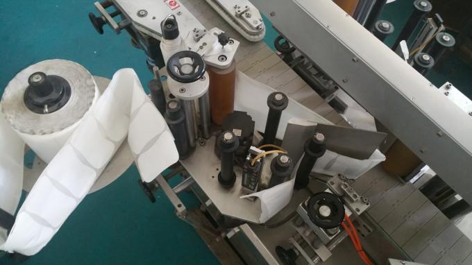 Stroj na nanášanie nálepiek na fľaše s hmotnosťou 25 kg, štítkovací stroj s fľašami na kŕmenie, stabilná rýchlosť