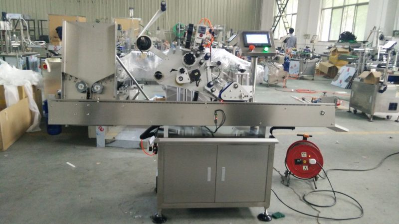 Čína Vysokorýchlostné malé okrúhle plechovky na štítky s lepiacim strojom, stroj na štítky s čiernymi fľaškami na oči pre dodávateľa kozmetiky