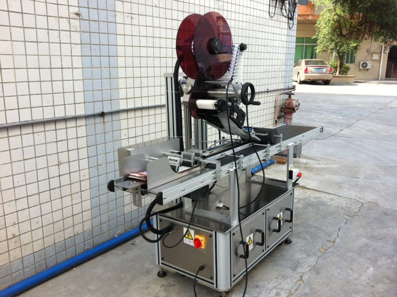 Čína elektrický pohon horný štítkovací stroj, dodávateľ samolepiacich štítkov