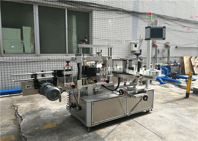 Samolepiaci etiketovací stroj na ploché fľaše, stroj na nanášanie etikiet na fľaše